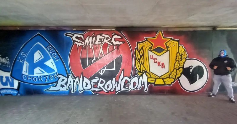 🇵🇱Poláci mají jasno. „Smrt banderovcům.“Fotbalové ultras skupiny Ultras Niebiescy a Bl...