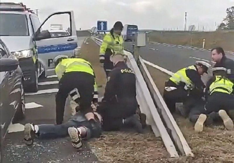 🇨🇿Policie zadržela Pavla Zítka, na dálnici D1 ho vytáhla z auta a spoutala.Poměrně drsn?...