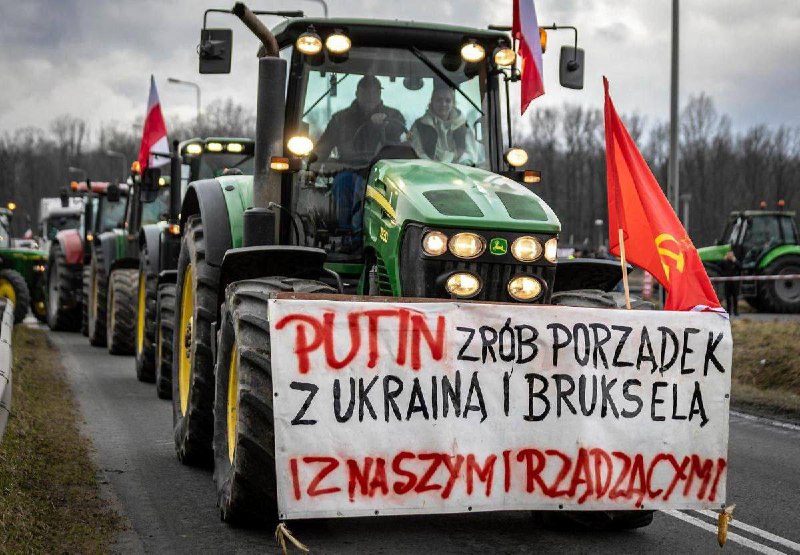 🇵🇱Polská policie zadržela statečného farmáře💪🏻, který na traktor vyvěsil plakát...