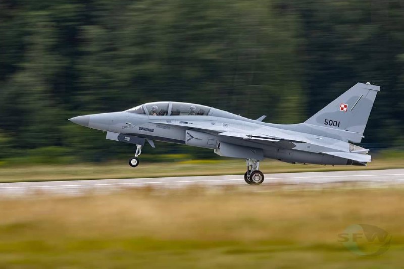 Polské letectvo dostalo první jihokorejský lehký stíhač FA-50GF. U MiGu-29 můžete vidět roz...