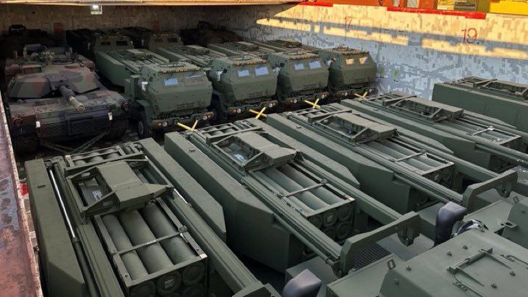 🇵🇱🇺🇸 POLSKO / USA:  Polsko obdrželo velkou zásilku vojenského vybavení z USA - odpal...