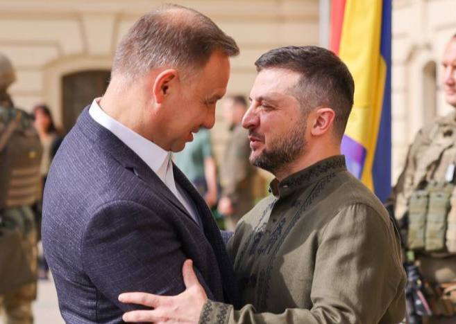 Polský prezident v komentáři k otázce obilí přirovnal Ukrajinu k „topícímu muži, který s...