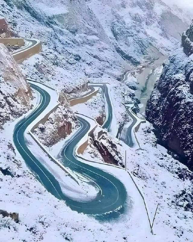 🇲🇦❄️ Poprvé za 50 let je Maroko pokryto sněhem. Výška sněhu v některých oblastech d...