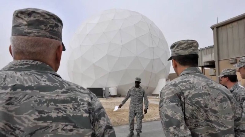 — 🇺🇸/🇮🇷 POZNÁMKA: Toto je radom, který byl zničen Íránem během útoku na Al-Udei...