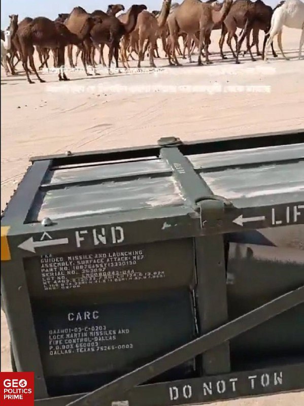 🚀 Prázdná nádoba na rakety ATACMS nalezená v kuvajtské poušti♦️ Osoba zdokumentovala vy...