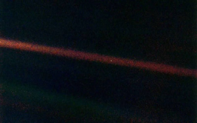 Před 34 lety dostala sonda Voyager 1 příkaz otočit se a pořídit ikonickou fotografii naší pl...