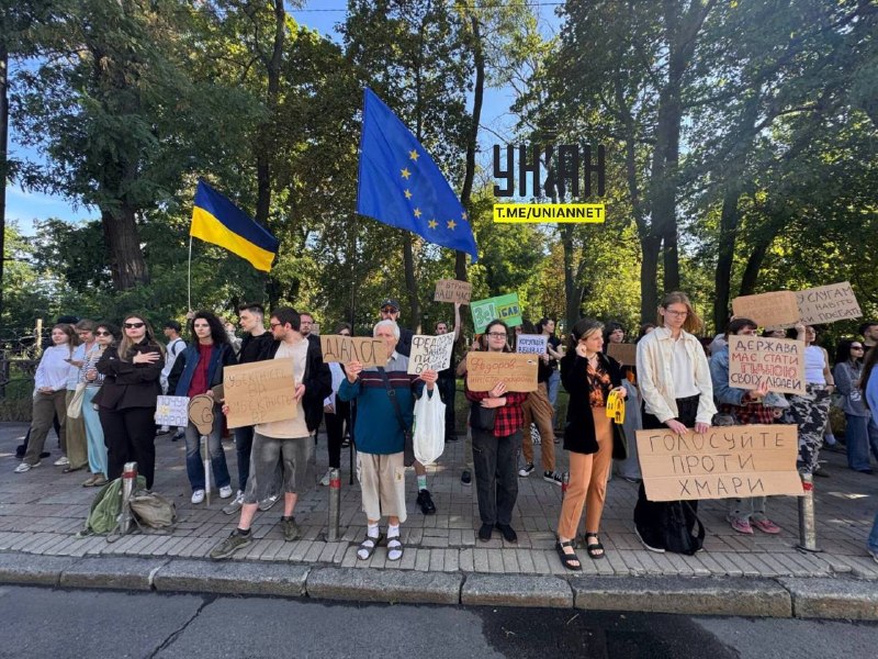 🇺🇦 Před budovou Nejvyšší rady se sešlo asi sto lidí s požadavkem, aby nebyl Khmara jmen... 🇺🇦 Před budovou Nejvyšší rady se sešlo asi sto lidí s požadavkem, aby nebyl Khmara jmen...