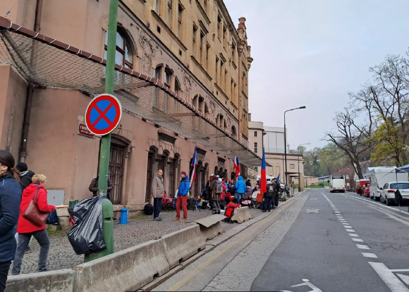 🇨🇿Před úřadem vlády přenocovaly desítky demonstrantů, protest je poklidný.Před sídle...