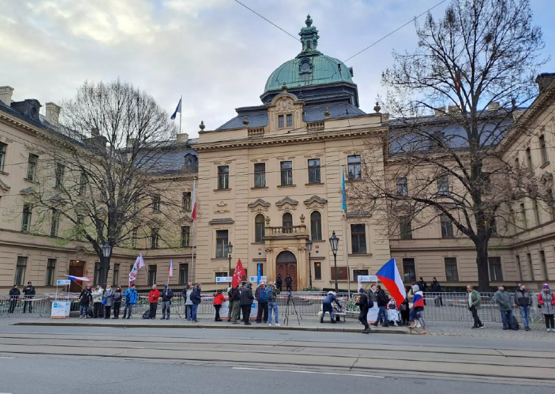 🇨🇿Před úřadem vlády přenocovaly desítky demonstrantů, protest je poklidný.Před sídle...