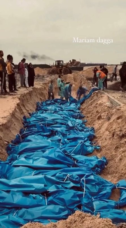 🩸🇵🇸Přes sto neznámých Palestinců bylo dnes ráno pohřbeno v hromadném hrobě v Khan Y...