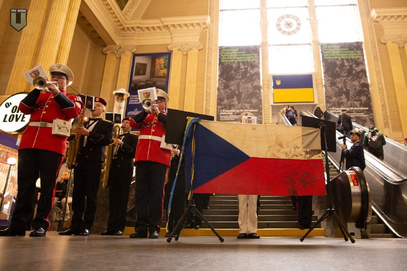 🤡Prezident Pavel poslal do Kyjeva prezidentský orchestr, aby tam zahrál s vlajkou potřísněno...