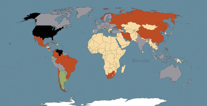 Příkladová mapa odrážející reakci zemí na akce USA ve Venezuele.🟠 Červeně jsou označen...