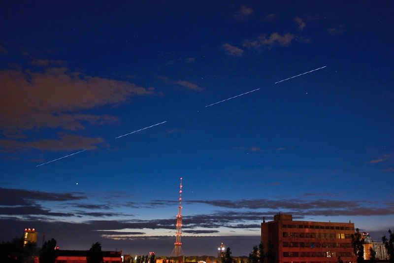 Proč satelit Starlink selhal na oběžné dráze a jakou hrozbu to může představovatSpaceX ozná...