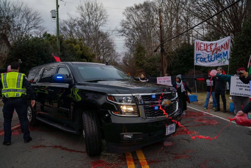 Propalestinští aktivisté na protest hodili barvu na služební auto amerického ministra zahrani?...