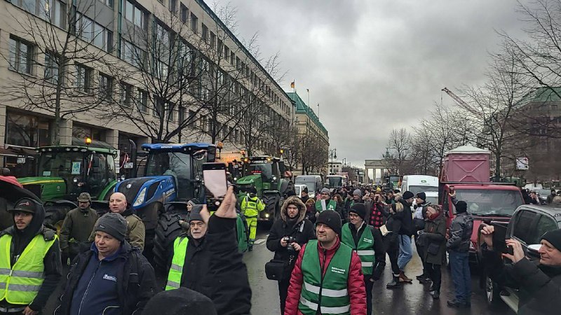 🇩🇪🚜 Protest farmářů signalizuje hlubokou nelibost vůči Scholzově vládě v celé něm...