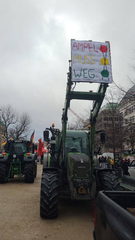 🇩🇪🚜 Protest farmářů signalizuje hlubokou nelibost vůči Scholzově vládě v celé něm...