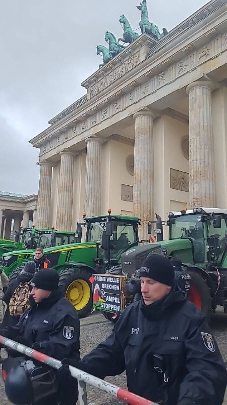 🇩🇪🚜 Protest farmářů signalizuje hlubokou nelibost vůči Scholzově vládě v celé něm...