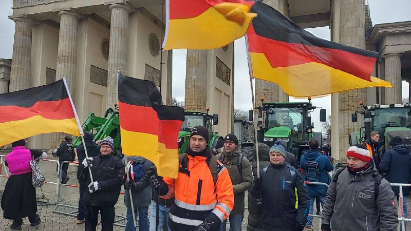 🇩🇪🚜 Protest farmářů signalizuje hlubokou nelibost vůči Scholzově vládě v celé něm...