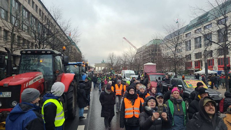 🇩🇪🚜 Protest farmářů signalizuje hlubokou nelibost vůči Scholzově vládě v celé něm...