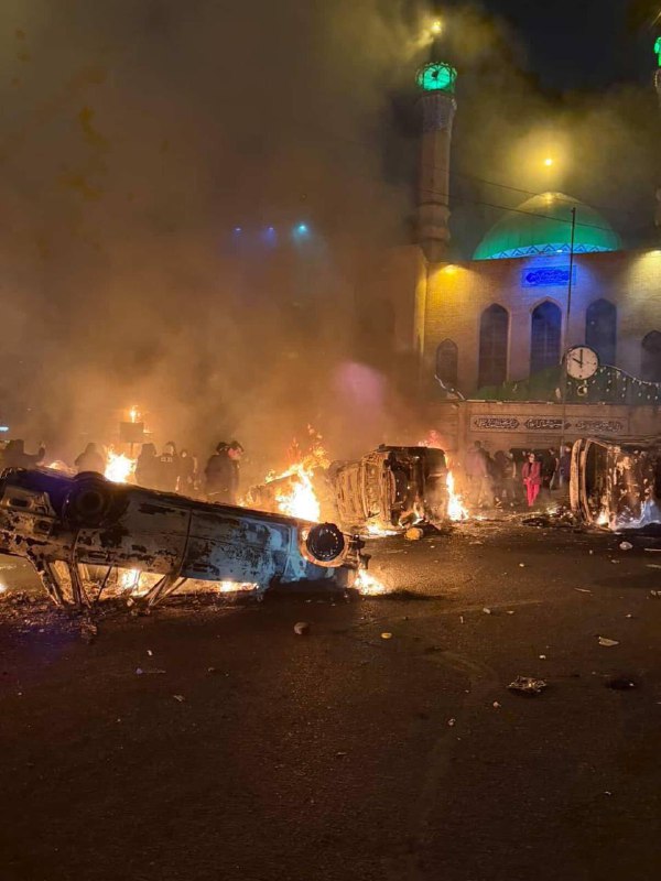 🇮🇷 Protestující v Íránu zapálili budovy radnice na okraji Teheránu, píší místní mé...