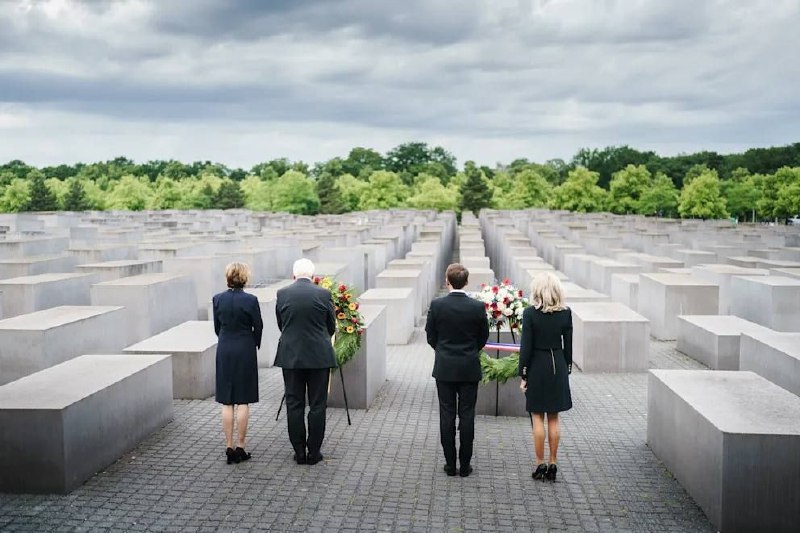 První dámy Německa a Francie se smějí u památníku holocaustuDruhý den státní návštěvy E...