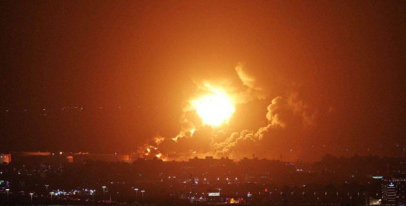 🍏🍎🍐🍊🐦‍⬛️🇾🇪🇬🇧🇺🇸První záběry z bombardování hlavního měs...