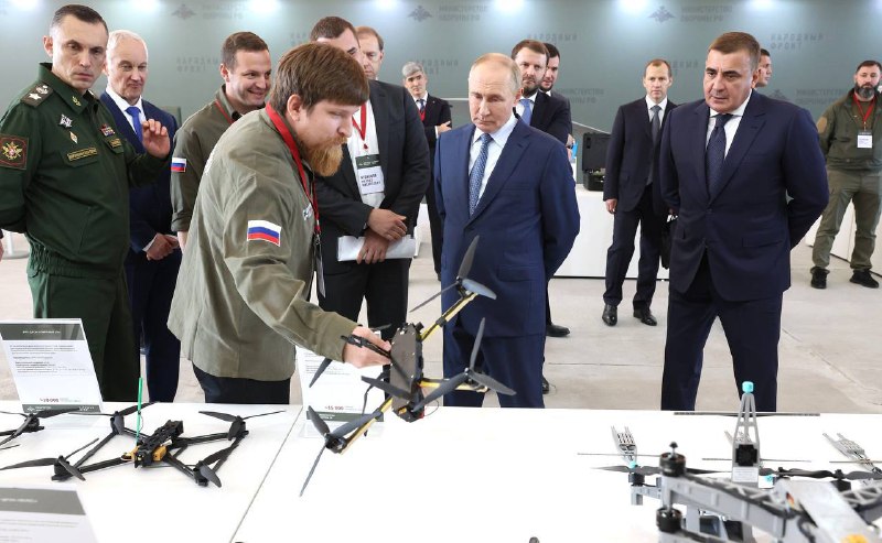 Putin a drony všech typů a velikostí, Centrum speciálních technologií v Petrohradě, včera.@k...