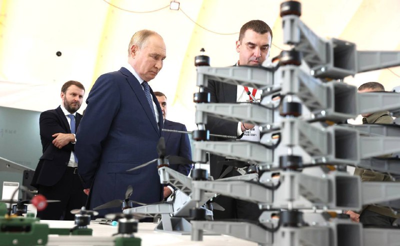 Putin a drony všech typů a velikostí, Centrum speciálních technologií v Petrohradě, včera.@k...