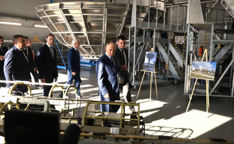 Putin a drony všech typů a velikostí, Centrum speciálních technologií v Petrohradě, včera.@k...