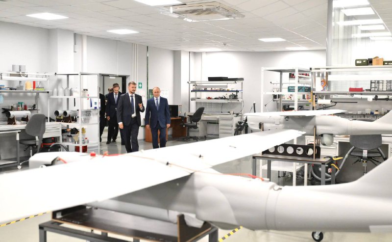 Putin a drony všech typů a velikostí, Centrum speciálních technologií v Petrohradě, včera.@k...