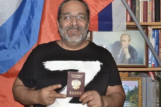 Putin dal občanství prvnímu politickému uprchlíkovi ze Spojených států Johnu RoblesoviDále ...