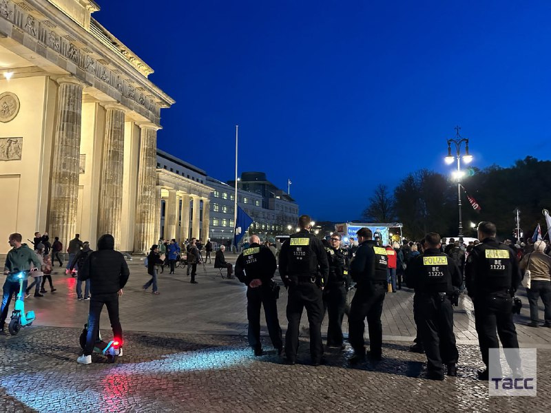 🔥 "Joe tu není vítán." V Berlíně se u Braniborské brány koná protestní shromá...