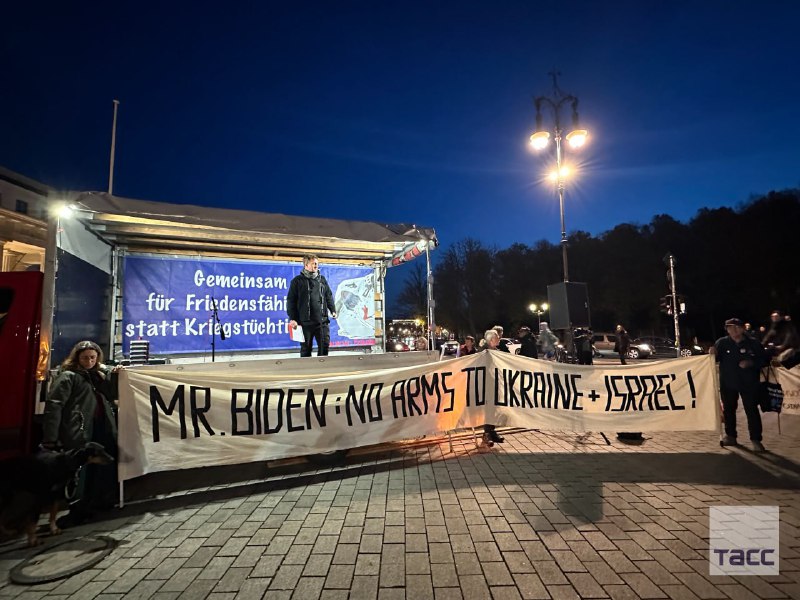 🔥 "Joe tu není vítán." V Berlíně se u Braniborské brány koná protestní shromá...