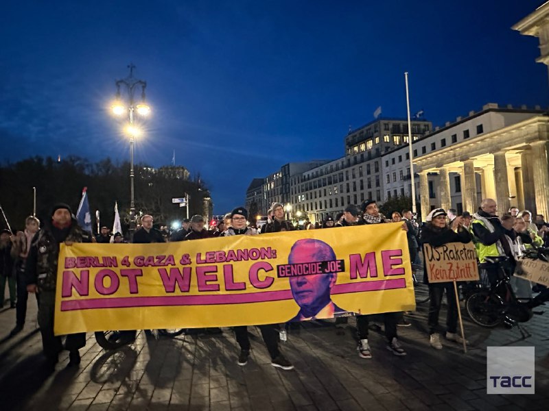 🔥 "Joe tu není vítán." V Berlíně se u Braniborské brány koná protestní shromá...