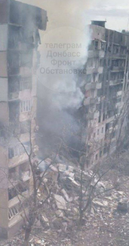 "Pod troskami armády"Následky úderu letecké pumy na vícepodlažní budovu ve Vugledar...