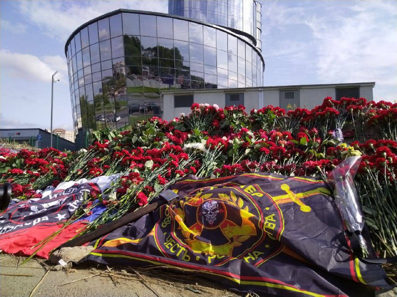 💀"Wagnerovo centrum" vPetrohrad obsypaný květinami