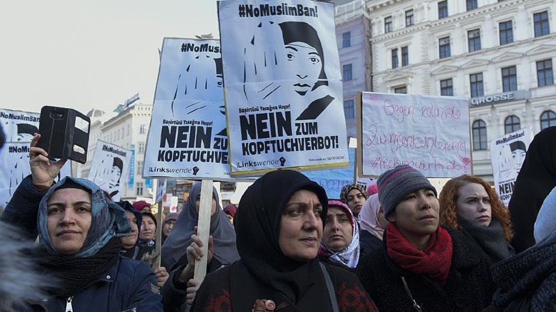 🇦🇹 Rakouské úřady zavedou ZÁKAZ nošení hidžábů pro školní dívky do 14 let"Je ...