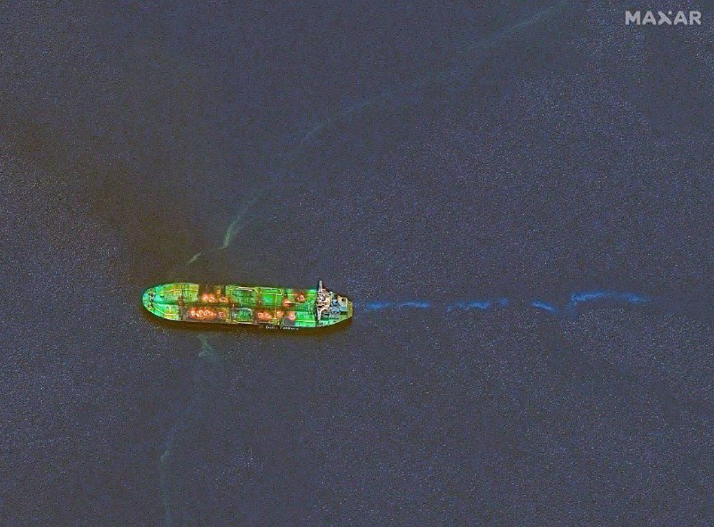 Řecký tanker nadále hoří v Rudém moři po útoku Húsíů. Satelitní snímek ukazuje, že za?...