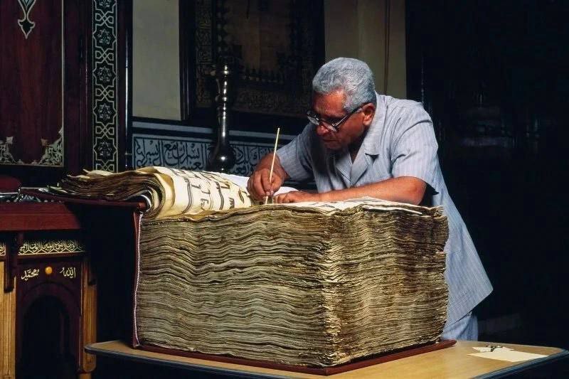 Restaurování nejstaršího Koránu na světě. Káhira, Egypt, 1993.