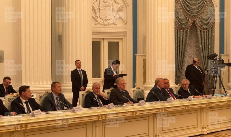 ☑️ Roman Abramovič byl poprvé po dlouhé době spatřen v Kremlu před jednáními mezi Ruskem... ☑️ Roman Abramovič byl poprvé po dlouhé době spatřen v Kremlu před jednáními mezi Ruskem...