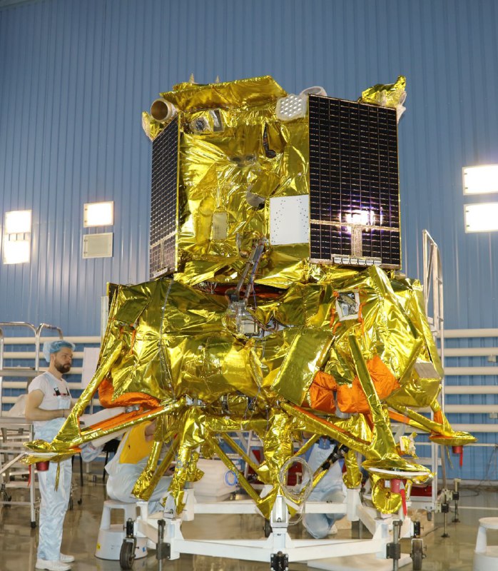 Rusko letí prozkoumat MěsícVe 02:10 moskevského času Roskosmos vypustí stanici Luna-25 (na sn?...