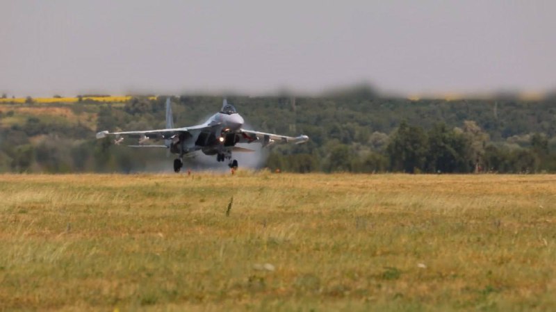 🇷🇺Ruští stíhači Su-35S dostávají nové raketyZáběry ruského ministerstva obrany ukazu...