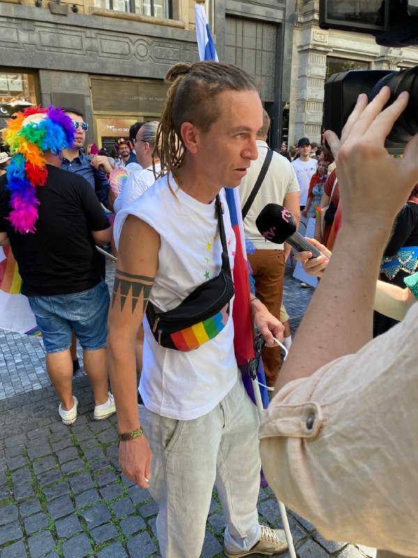 📡‼️Samozřejmě předseda Pirátů Ivan Bartoš nemohl nepřijít na pochod Prague Pride.