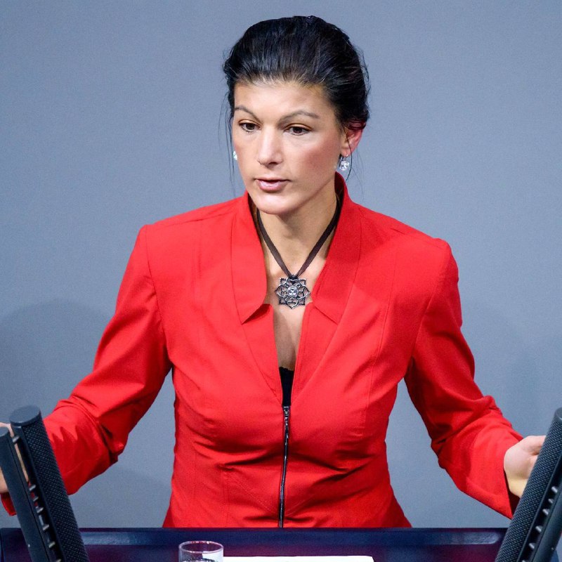 Scholz byl požádán, aby vysvětlil, proč bylo Ukrajině dovoleno zaútočit na Ruskou federaci n...