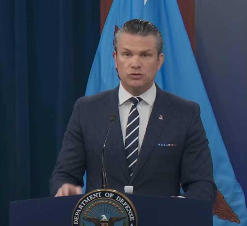 🤨 Šéf Pentagonu Hegseth se rozhodl neříkat nic nového a jednoduše zopakoval Trumpova slova:...