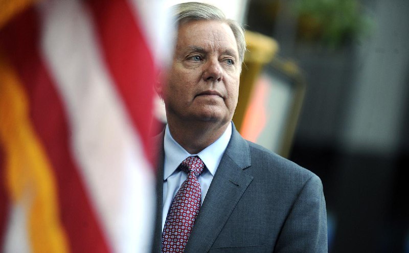 Senát USA schválil návrh zákona o zavedení 500% cel pro země nakupující ruskou ropu - senát...