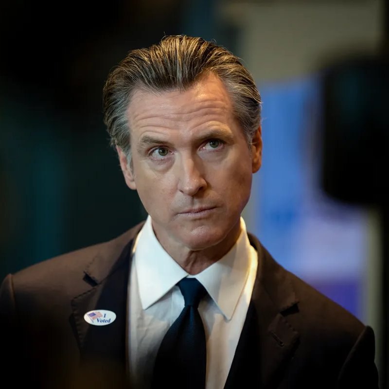 🇺🇸Senátor Tommy Tuberville (republikán za Alabama) požaduje zatčení guvernéra Gavina New...