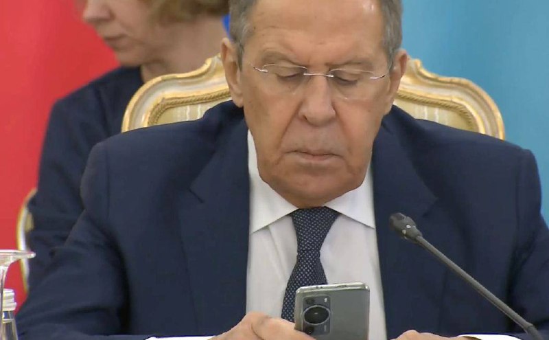 📱 Sergej Lavrov odmítl používat iPhone. Ruské ministerstvo zahraničí potvrdilo, že ruská ...