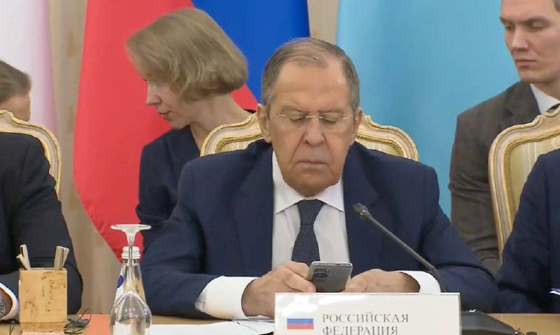 📱 Sergej Lavrov odmítl používat iPhone. Ruské ministerstvo zahraničí potvrdilo, že ruská ...