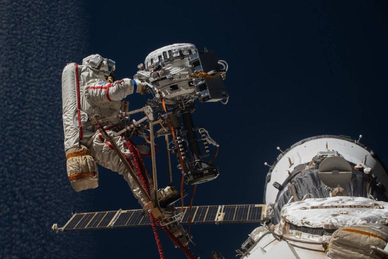 Šest hodin ve vesmíru — jedna minuta čistého úžasuRuští kosmonauti Sergey Ryzhikov a Alexe... Šest hodin ve vesmíru — jedna minuta čistého úžasuRuští kosmonauti Sergey Ryzhikov a Alexe...